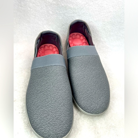 Crocs Reviva Gray Slip-Ons w/ Massaging Bubble Comfort - Like New - Picture 4 of 6